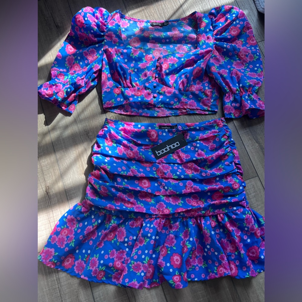 BOOHOO FLORAL PUFF SLEEVE TOP & RUFFLE MINI SKIRT